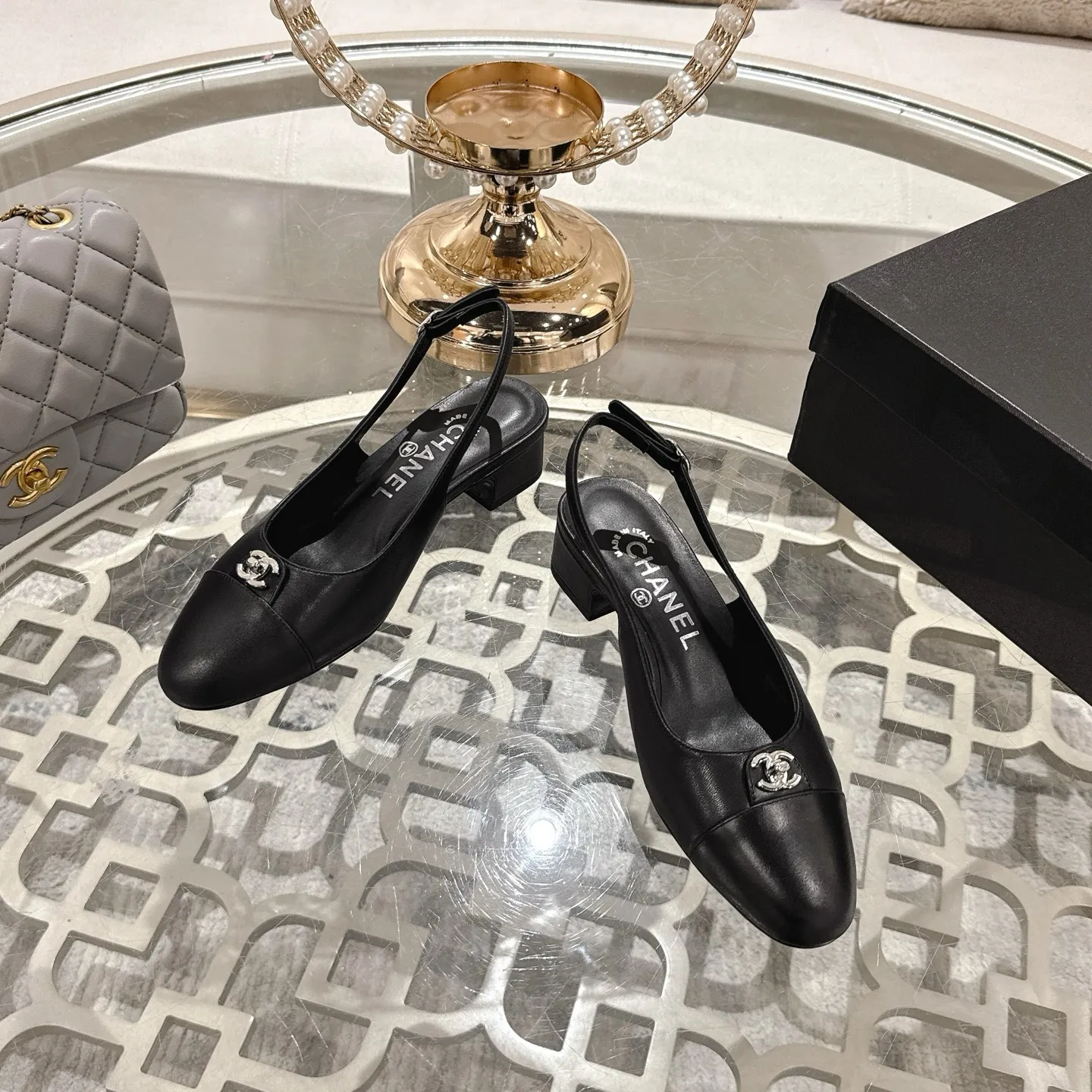 👟👟Ex-factory price 540👟👟 Chanel 𝟐𝟎𝟐𝟓SS spring and summer new double C button Mary Jane 🆕 Xiaoxiang𝐂jia's beautiful Mary Jane sandals are so sweet that they are so beautiful that they have a round square toe design. Cute and cute ~ metal/button logo. The appearance is super online. When you wear it, you will feel like a wealthy daughter. I thought it looked good only when I put it on my feet, I realized how easy it is to wear ~ Upper: Customized lambskin Lining: Sheepskin Outsole: Genuine leather outsole imported from Italy Code number: 35-42 (customized on 40.41.24, non-refundable) Packaging: The latest gift box packaging at the counter